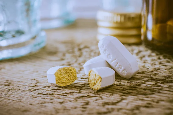 Ahşap yüzey üzerinde kırık tablet