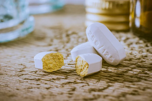 Ahşap yüzey üzerinde kırık tablet