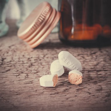 Ahşap yüzey üzerinde kırık tablet