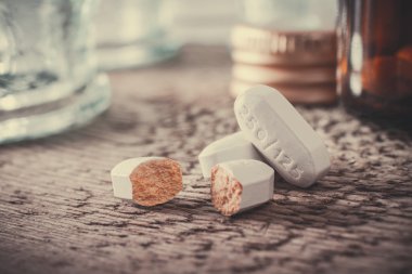 Ahşap yüzey üzerinde kırık tablet