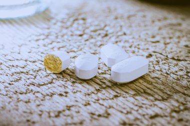 Ahşap yüzey üzerinde kırık tablet