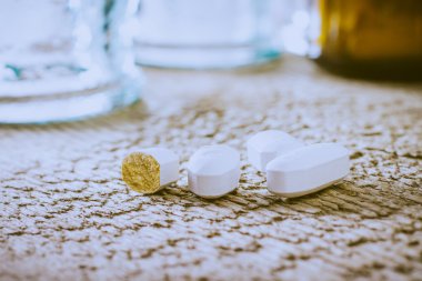 Ahşap yüzey üzerinde kırık tablet