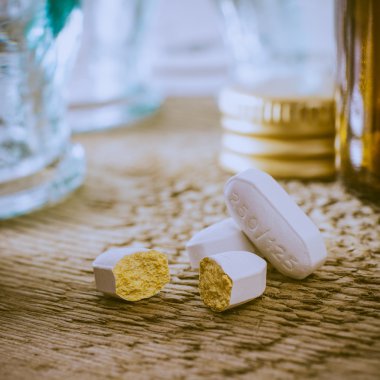 Ahşap yüzey üzerinde kırık tablet