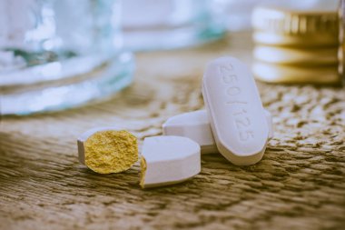 Ahşap yüzey üzerinde kırık tablet