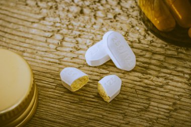 Ahşap yüzey üzerinde kırık tablet