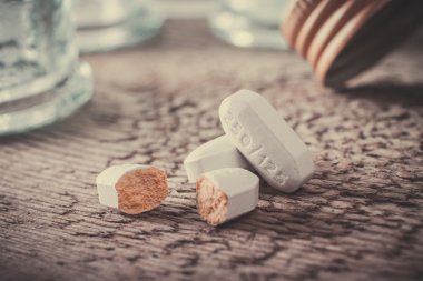 Ahşap yüzey üzerinde kırık tablet