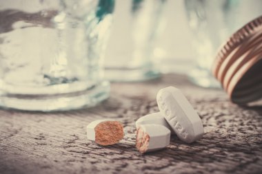 Ahşap yüzey üzerinde kırık tablet