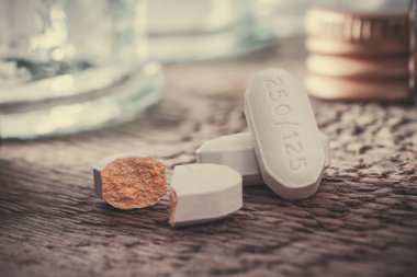 Ahşap yüzey üzerinde kırık tablet