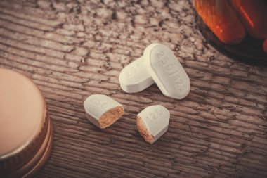 Ahşap yüzey üzerinde kırık tablet