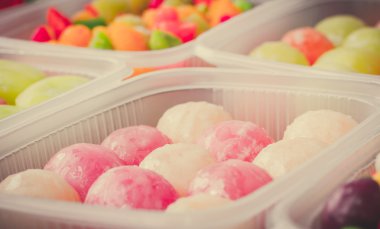 Bir tabloda lezzetli tatlılar.