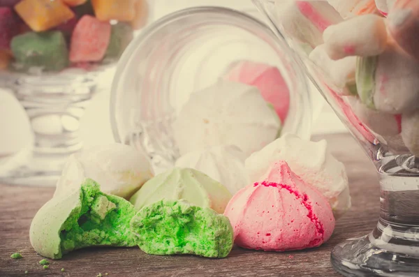 Bir tabloda lezzetli tatlılar.