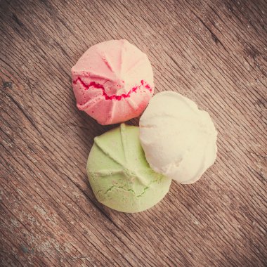 Bir tabloda lezzetli tatlılar.