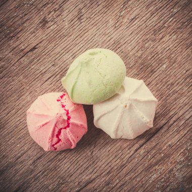 Bir tabloda lezzetli tatlılar.