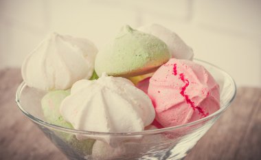 Bir tabloda lezzetli tatlılar.