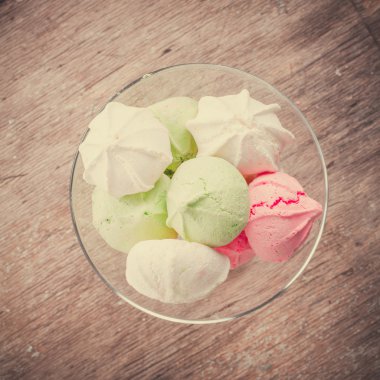 Bir tabloda lezzetli tatlılar.