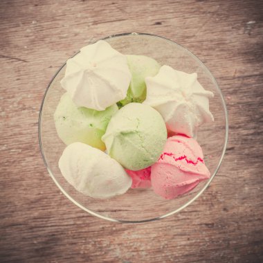 Bir tabloda lezzetli tatlılar.