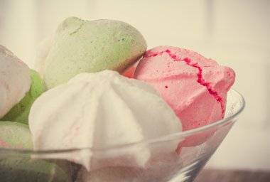 Bir tabloda lezzetli tatlılar.