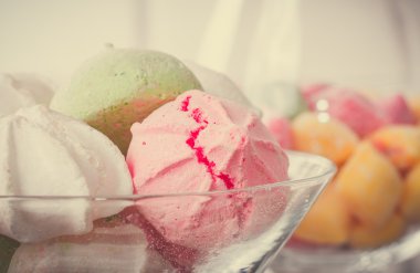 Bir tabloda lezzetli tatlılar.