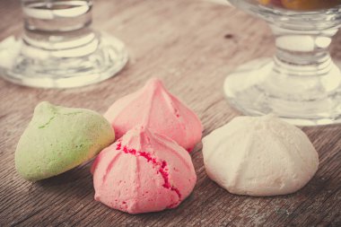 Bir tabloda lezzetli tatlılar.