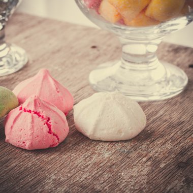 Bir tabloda lezzetli tatlılar.