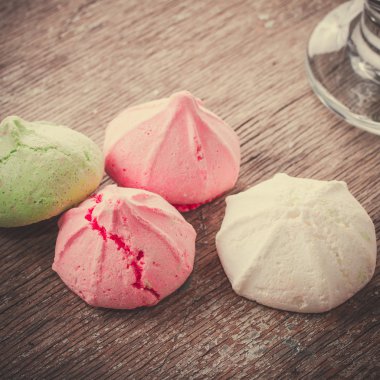 Bir tabloda lezzetli tatlılar.