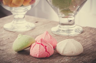 Bir tabloda lezzetli tatlılar.