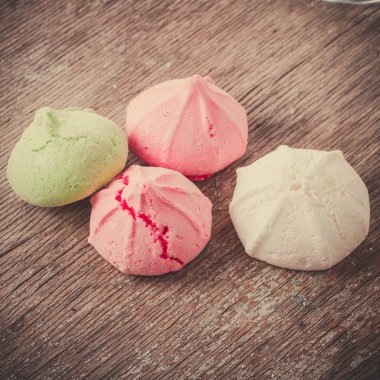 Bir tabloda lezzetli tatlılar.