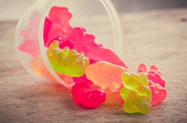 Bir tabloda lezzetli tatlılar.