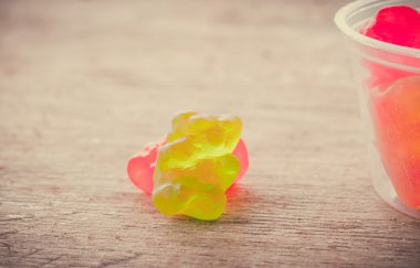 Bir tabloda lezzetli tatlılar.