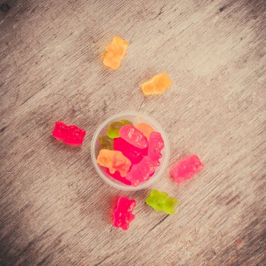 Bir tabloda lezzetli tatlılar.