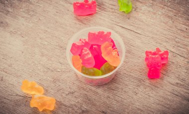 Bir tabloda lezzetli tatlılar.