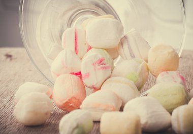 Bir tabloda lezzetli tatlılar.