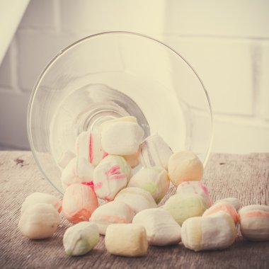 Bir tabloda lezzetli tatlılar.