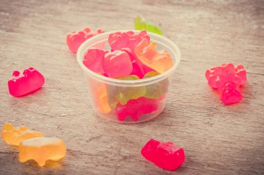 Bir tabloda lezzetli tatlılar.