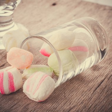 Bir tabloda lezzetli tatlılar.