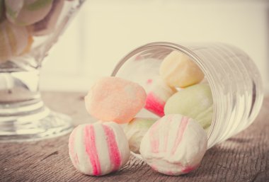 Bir tabloda lezzetli tatlılar.