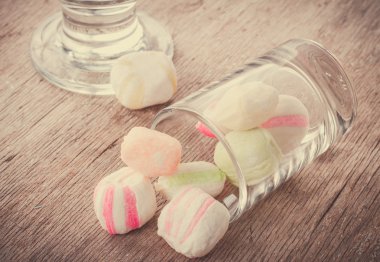 Bir tabloda lezzetli tatlılar.