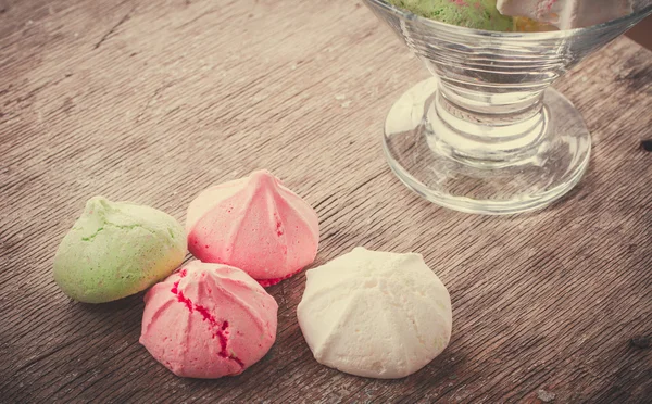 Bir tabloda lezzetli tatlılar.