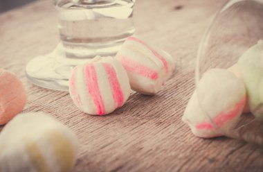 Bir tabloda lezzetli tatlılar.