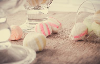 Bir tabloda lezzetli tatlılar.