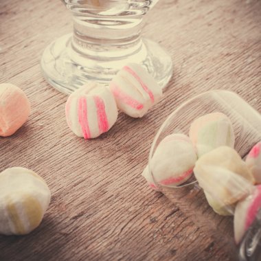 Bir tabloda lezzetli tatlılar.