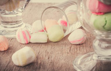 Bir tabloda lezzetli tatlılar.