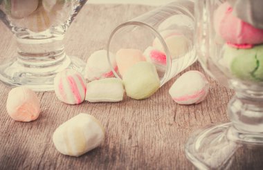 Bir tabloda lezzetli tatlılar.