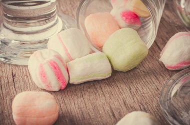 Bir tabloda lezzetli tatlılar.