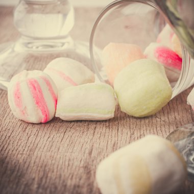 Bir tabloda lezzetli tatlılar.