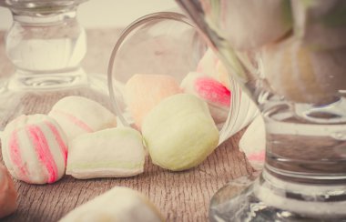 Bir tabloda lezzetli tatlılar.