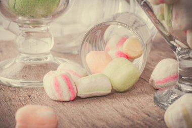 Bir tabloda lezzetli tatlılar.