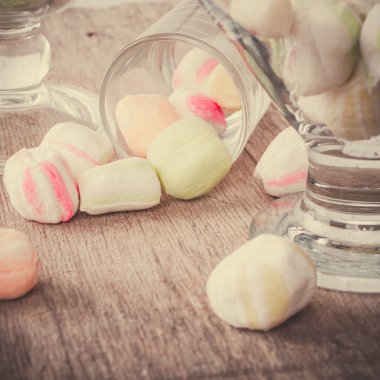 Bir tabloda lezzetli tatlılar.