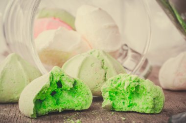 Bir tabloda lezzetli tatlılar.