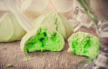 Bir tabloda lezzetli tatlılar.